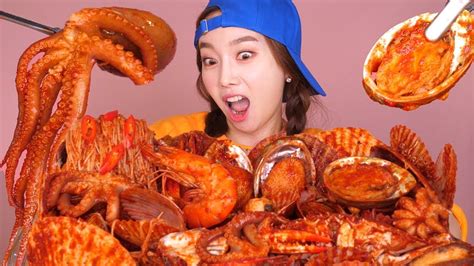 Today I took the time and create a seafood sauce for you. . Seafood mukbang